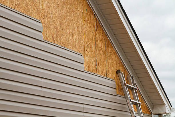 Professional Emergency Siding Repair technician working in Edgewood, WA